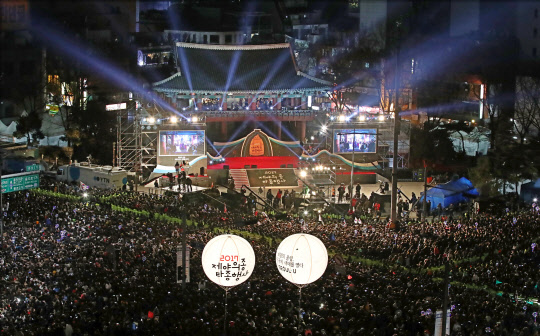 2018 제야의 종 타종 행사가 열린 1일 오전 서울 종로구 보신각에서 2018년 새해를 알리는 타종이 울려 퍼지고 있다.